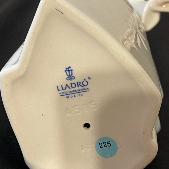 Lladro White and Blue Snowflake Figurine - Picture 5 of 6